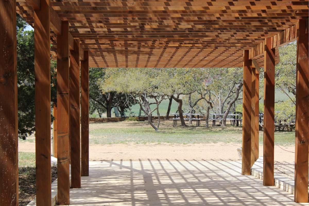 Faut-il choisir une pergola en bois Les pour et les contre